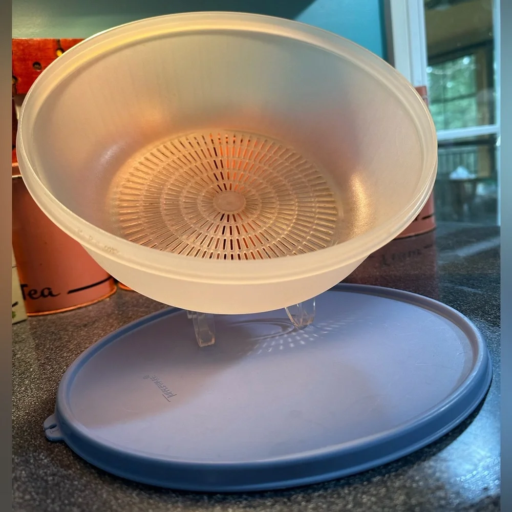 Desirable Wedgewood Blue Lidded Vintage Tupperware Clear Colander Strainer